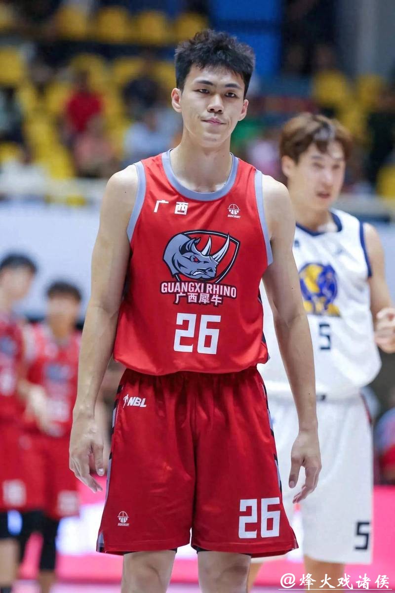 庞峥麟崛起打破外援垄断，场均二十二分投篮六成多，打脸老将胡明轩；年轻新秀靠实力撞击国家队，经验丰富老将还能坐稳控卫位置吗？